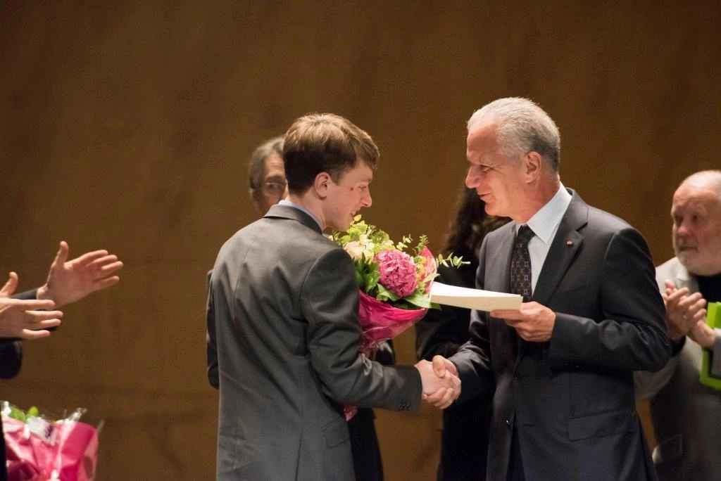 Remise du prix de S.A.S. le Prince Albert II par S.E. M. Cottalorda à M. Julian Treveylan